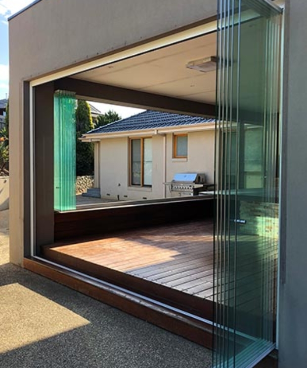secure-outdoor-entertainment-glass-room